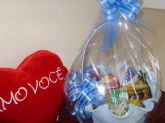Cesta de café da Manhã com coração de pelucia